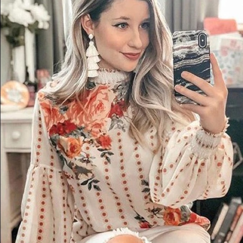 Long Sleeve Top (﻿The neckline is pleated.)